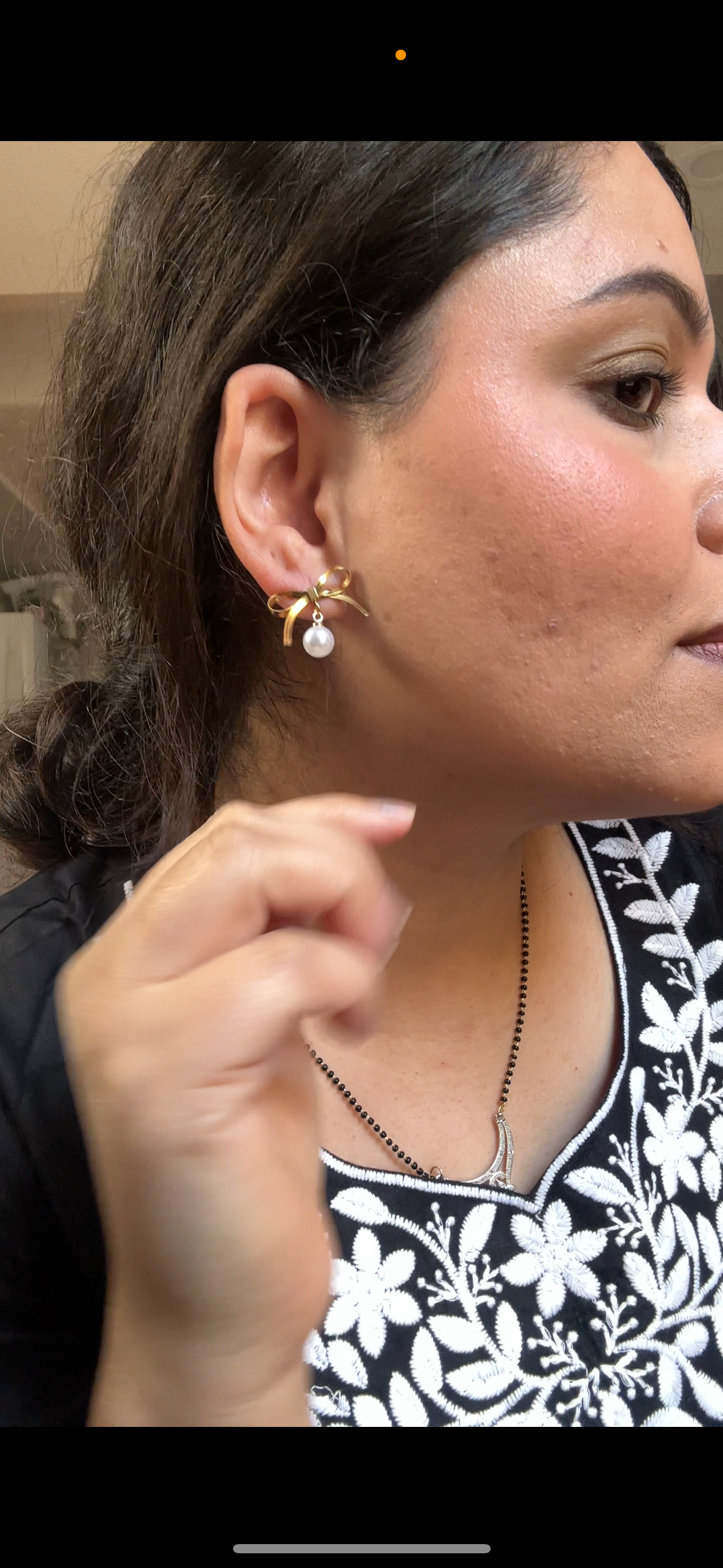Pearly bow studs